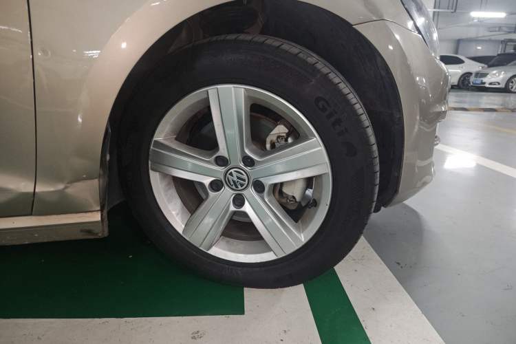 Used Volkswagen Golf 2016 1.6L Automatic Comfort Model Right Front Wheel Hub