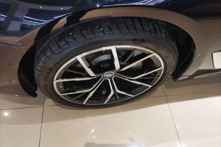 Used BMW 5 Series 2022 Restyled 530Li Luxury Edition M Sport Package Left Front Wheel Hub