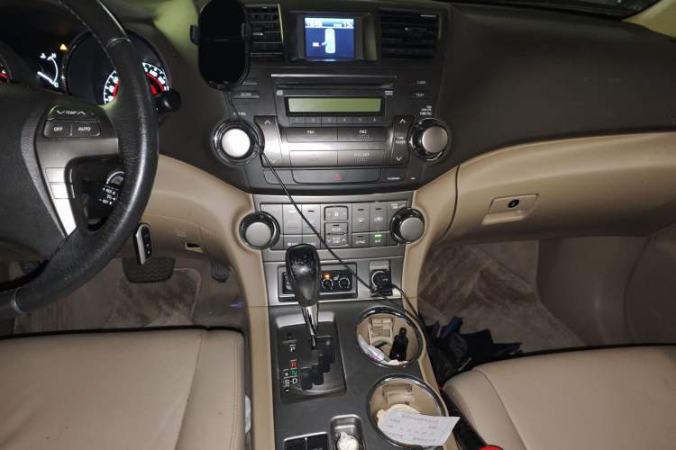 Used Toyota Highlander 2011 2.7L Two-Wheel Drive 7-Seater Luxury Edition
