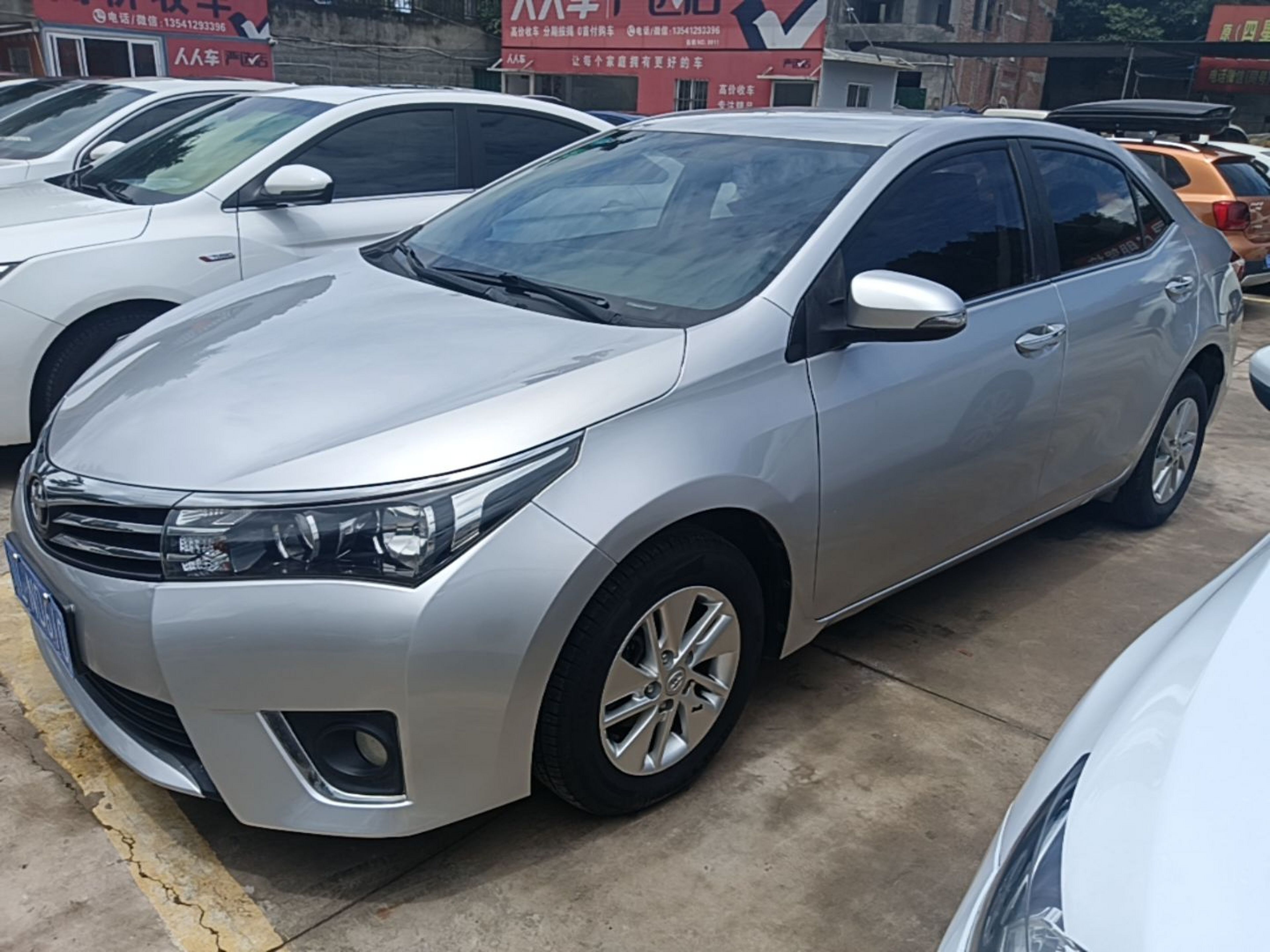 Sob a frente do carro
