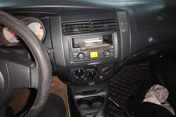 Used Nissan Livina 2010 Jingyue Edition 1.6L Manual All-Around Model