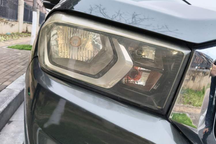 Used SAIC MAXUS T60 2017 2.8T Diesel Manual Two-Wheel Drive High-Ride Comfort Version Standard Cabin China V Emission Standard Right Front Headlight