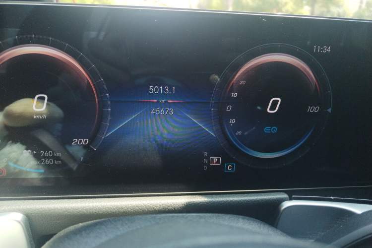 Used Mercedes-Benz EQB 2022 EQB 350 4MATIC First Edition Special Version Odometer Close Up