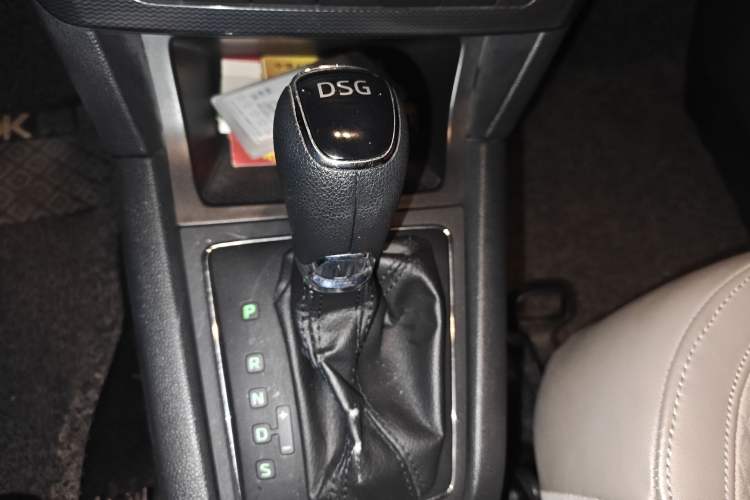 Used Skoda Yeti 2014 1.4TSI DSG Vibrant Edition Gear Lever