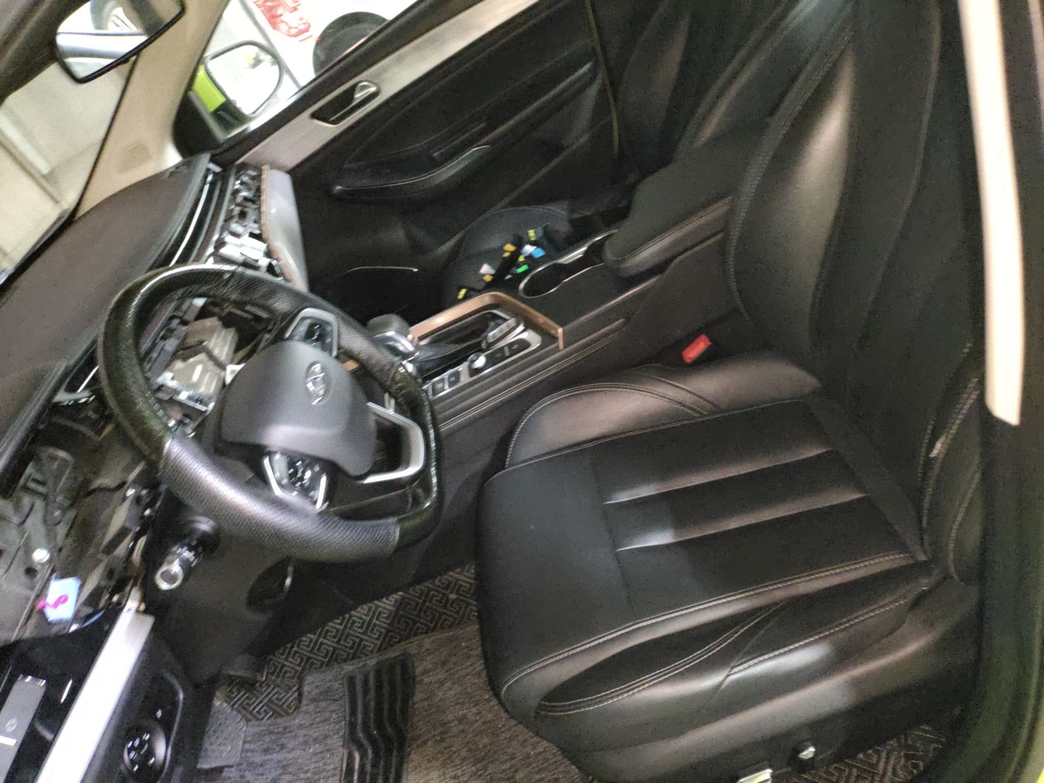 Переднее сиденье в автомобиле