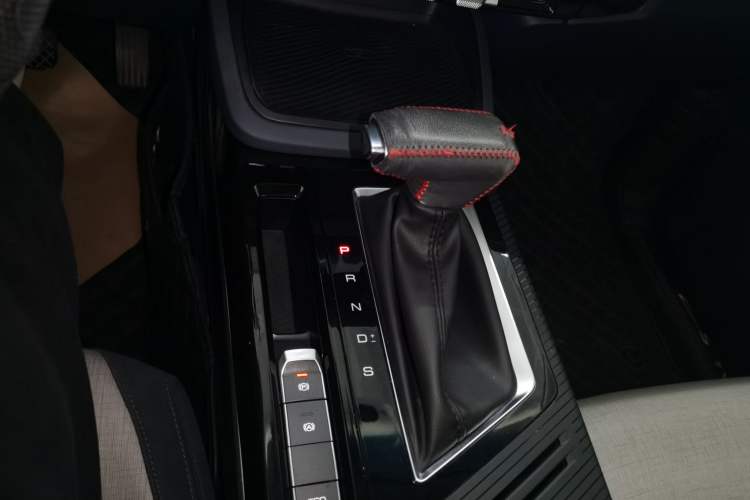 Used Baojun RM-5 2019 1.5T CVT 24-Hour Online Premium Version 7 Seats Gear Lever