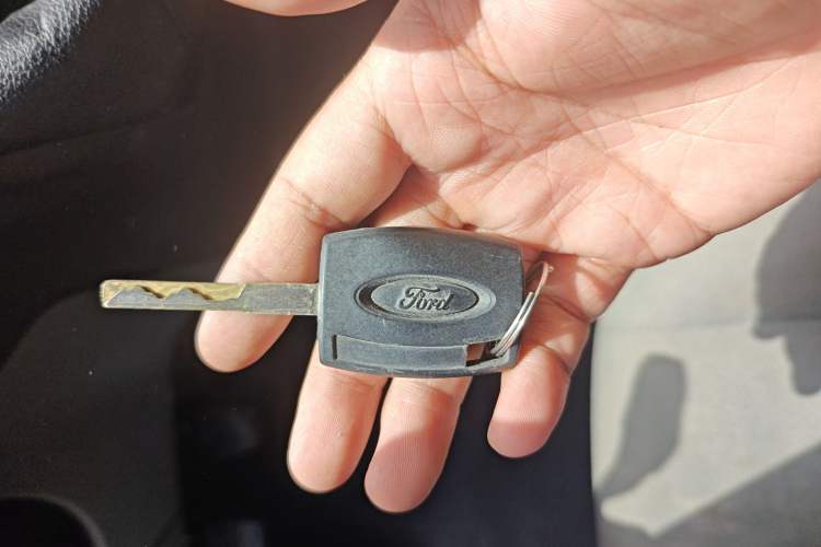 Used Ford Transit 2017 2.0T Diesel Multi-Purpose Commercial Vehicle Short Wheelbase Low Roof China V Standard