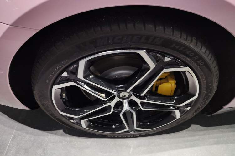 Used Xiaomi Auto SU7 2024 Rear-Drive Ultra-Long Range Advanced Pro-Level Intelligent Driving Version Right Rear Wheel Hub