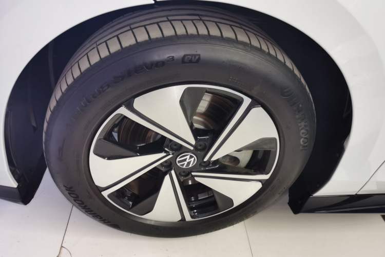 Used Volkswagen ID.7 VIZZION 2024 AIR model Left Front Wheel Hub