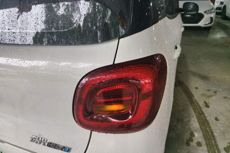 Used Wuling Hongguang MINIEV 2025 Four-Door Version Advanced Edition Right Rear Taillight