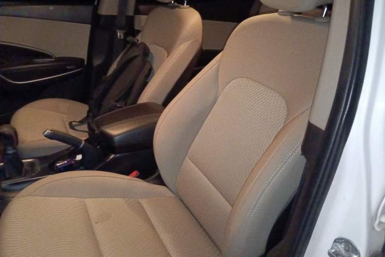 Used Hyundai Santa Fe 2013 2.4L Manual Two-Wheel Drive Comfort Version Left Front Seat