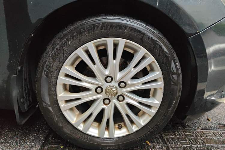 Used Buick GT 2015 15N Automatic Elite Version Right Front Wheel Hub