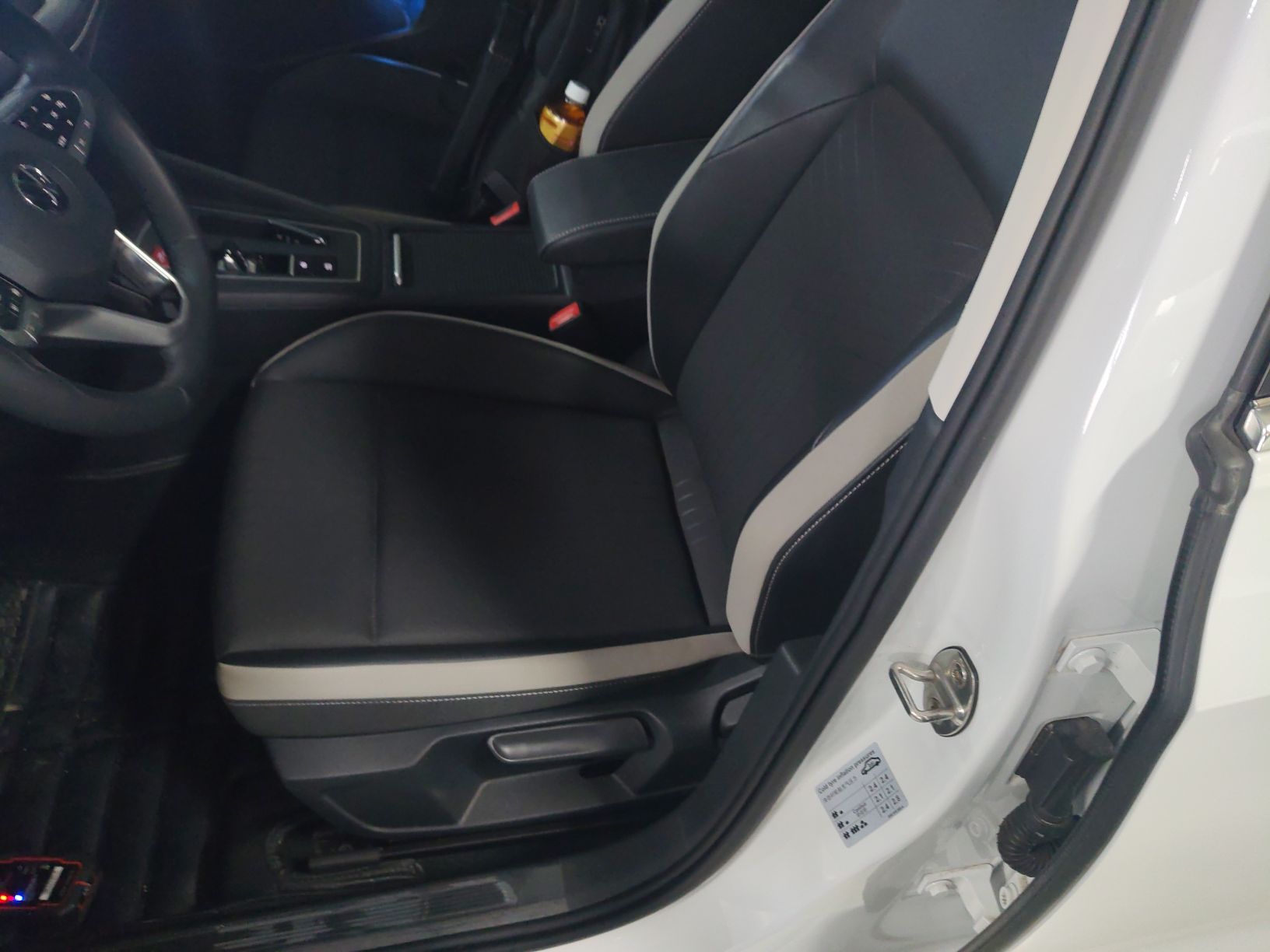 المقاعد الأمامية داخل السيارة