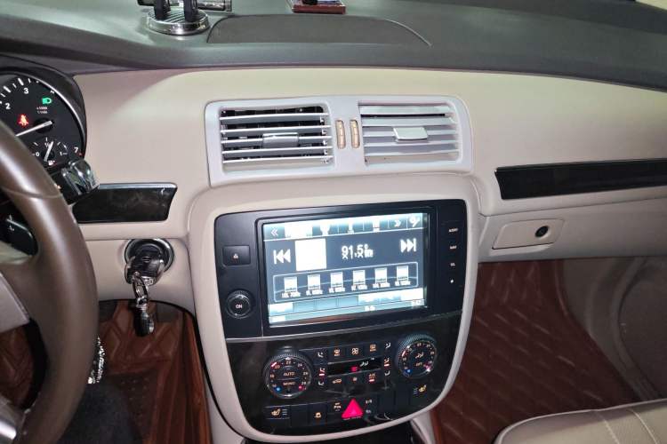 Used Mercedes-Benz R-Class 2014 R 400 4MATIC Business Model Audio And AC Panel