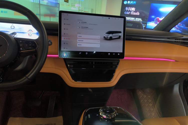 Used Geely Galaxy LEVC L380 2024 140-Degree 6-Seater All-Wheel-Drive Ultra