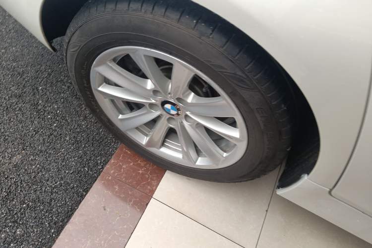 Used BMW 5 Series 2014 520Li Elegant Model
