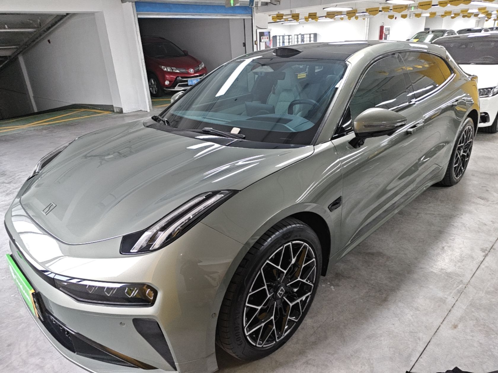 Unter der Vorderseite des Autos