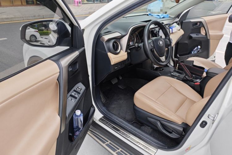 Used Toyota RAV4 2015 2.0L CVT Two-Wheel Drive Urban Edition Driver Seat