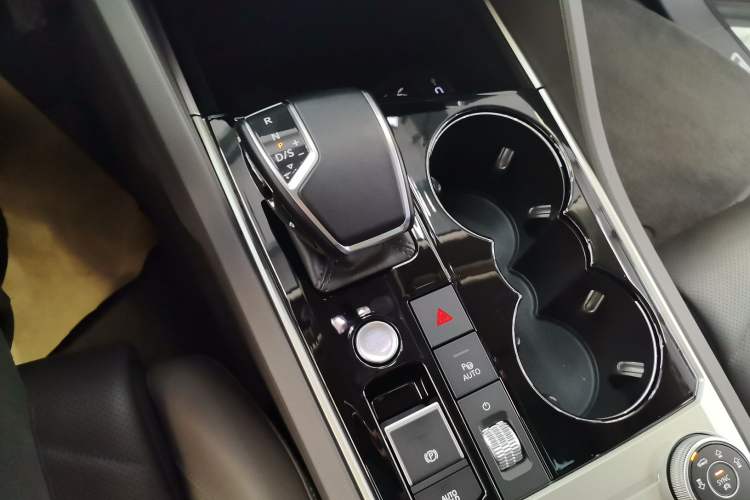 Used Volkswagen Touareg 2021 3.0 TSI Luxury Edition Black Diamond Sport Package Gear Lever