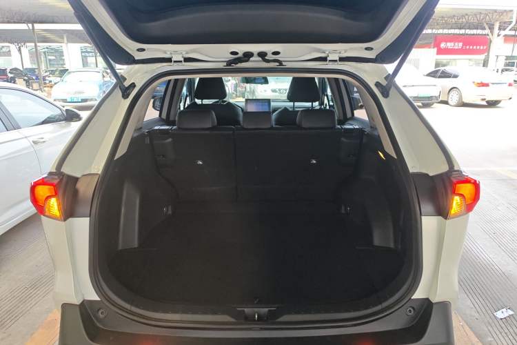 Used Toyota RAV4 2022 2.0L CVT Two-Wheel Drive Fashion Plus Edition Trunk