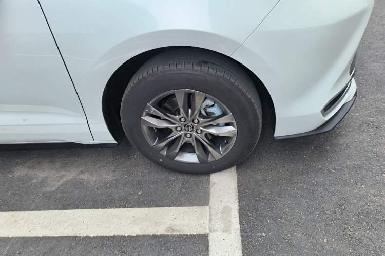 Used Toyota SIENNA 2026 Model 2.5L Dual-Engine Four-Wheel-Drive Luxury Edition Right Front Wheel Hub