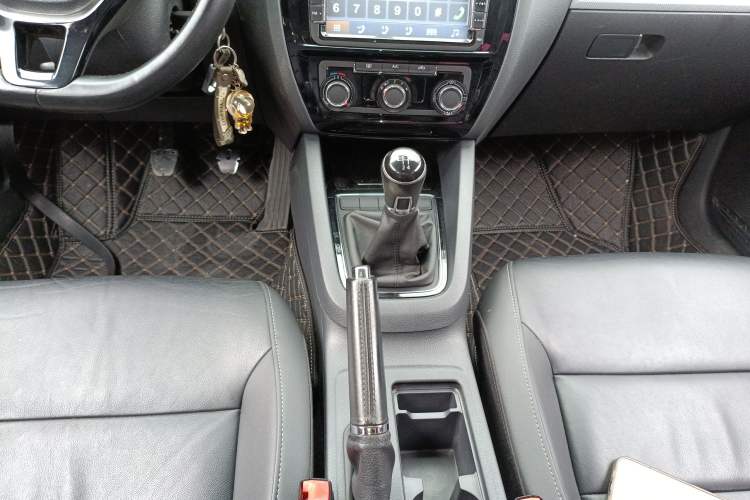 Used Volkswagen Sagitar 2015 1.6L Manual Comfort Model