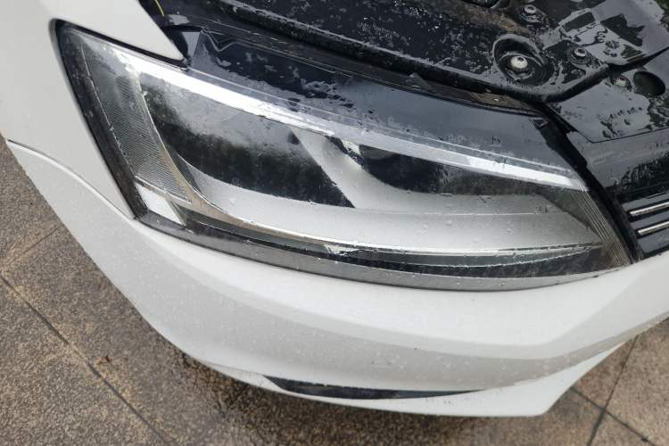 Used Volkswagen Sagitar 2012 1.4TSI Manual Luxury Model Right Front Headlight