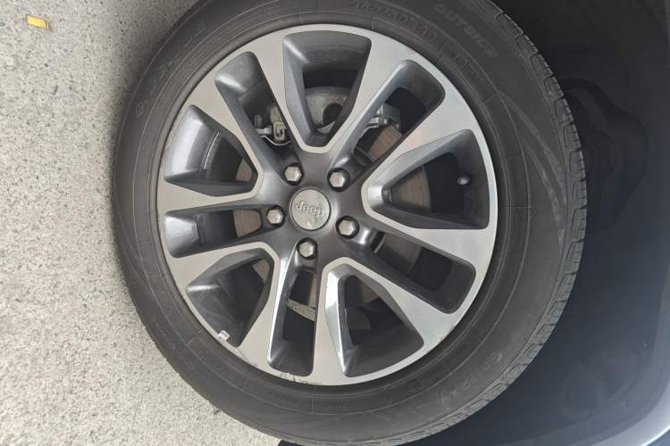 Used Jeep Grand Cherokee 2017 3.0L Elite Navigation Edition Right Front Wheel Hub