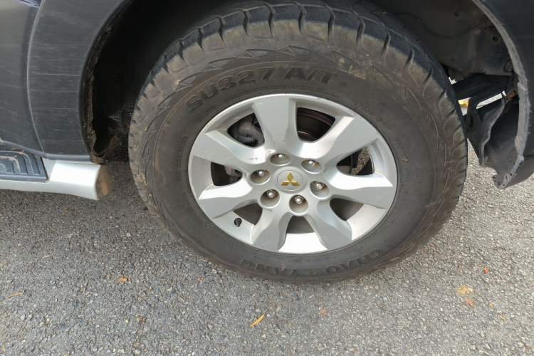 Used Mitsubishi Pajero 2014 3.0L Elite Upgrade Edition Right Front Wheel Hub