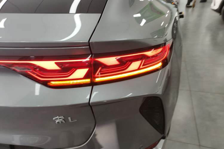 Used BYD Song L EV 2024 550 km Excellence Version Right Rear Taillight