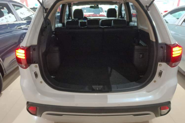 Used Mitsubishi Outlander 2019 2.4L Two-Wheel Drive ZhiXing Version 5 Seats China V Emission Standard