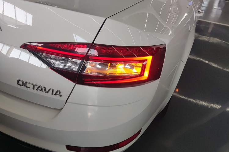 Used Skoda Octavia 2019 1.5L Automatic Smart Drive Luxury Edition China VI Standard