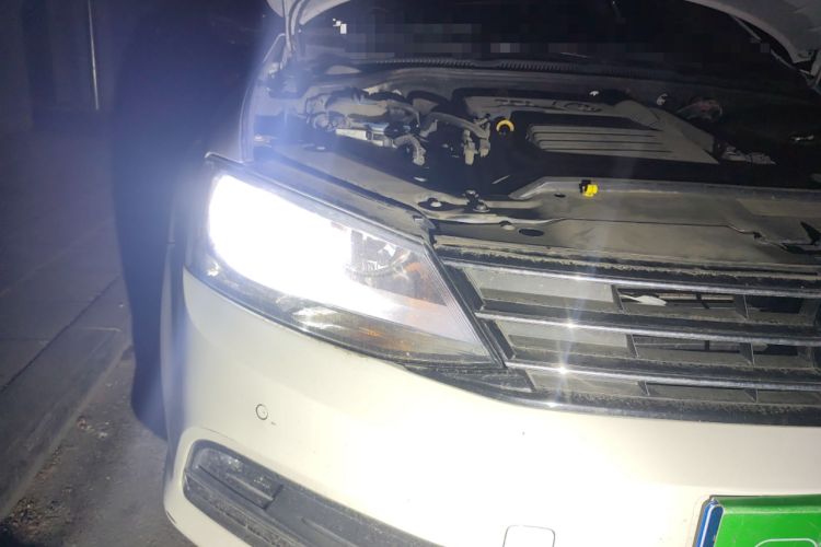 Used Volkswagen Sagitar 2015 230TSI Automatic Luxury Model Right Front Headlight