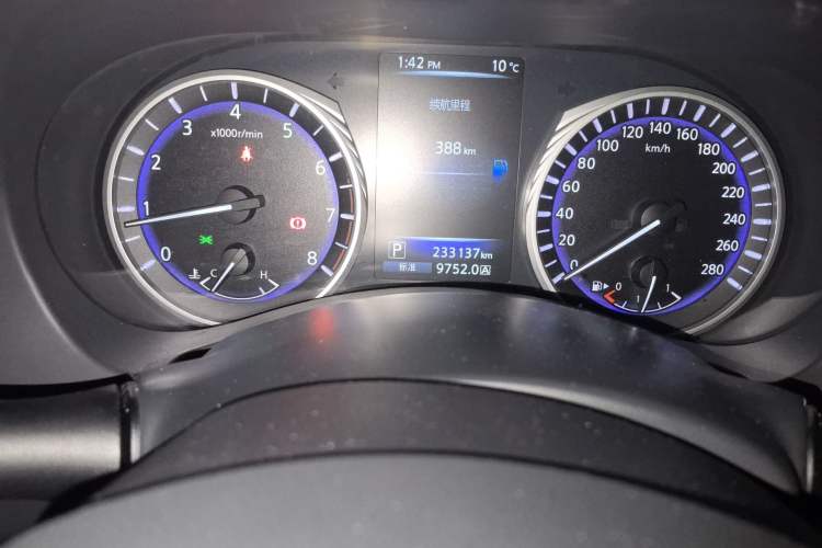 Used Infiniti Q50L 2016 2.0T Comfort Edition Odometer Close Up