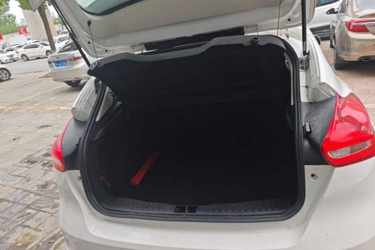 Used Ford Focus 2017 Hatchback EcoBoost 125 Automatic - Ultra-Powerful Style Edition with Smart Drive Features Trunk