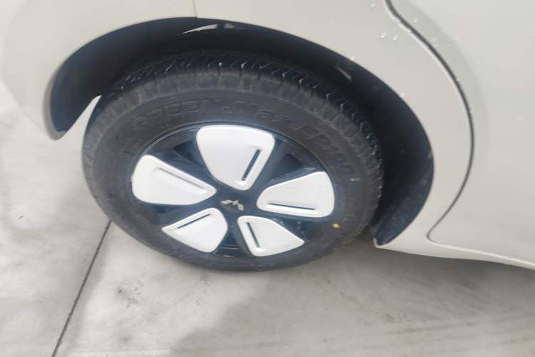 Used Wuling Hongguang MINIEV 2025 Four-Door Version Advanced Edition Right Rear Wheel Hub