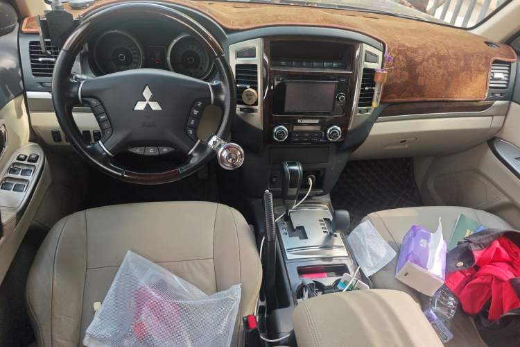 Used Mitsubishi Pajero  Center Console