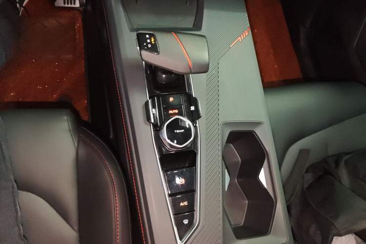 Used Oshan Z6 2022 Blue Whale 1.5T DCT Smart Navigation Model