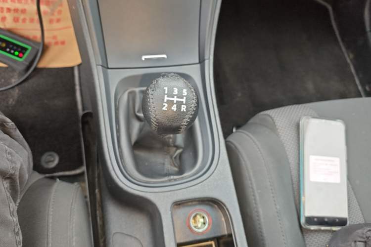 Used MG 5 2012 1.5L Manual Elite Edition Gear Lever