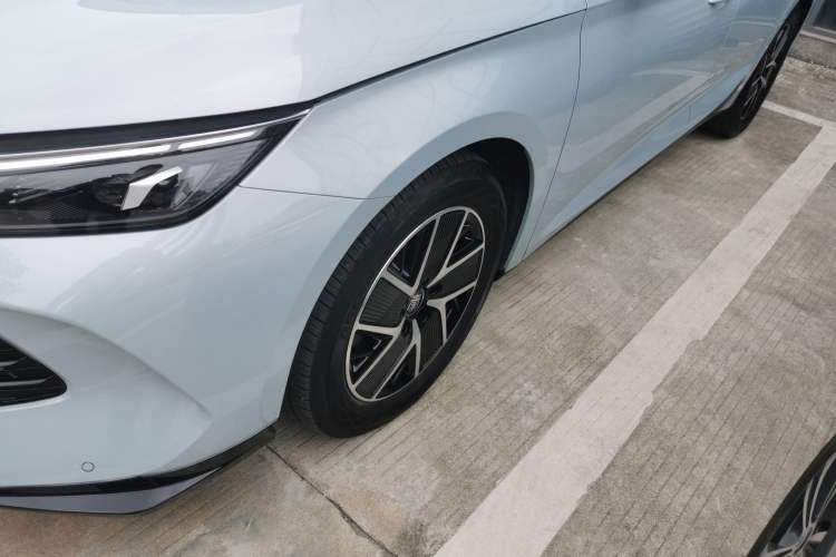 Used BYD Qin L 2024 DM-i 80KM Beyond Model Left Front Wheel Hub