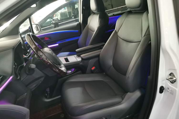 Used Toyota Granvia 2024 2.5L Hybrid Luxury Edition