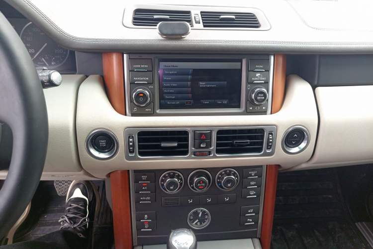 Used Land Rover Range 2010 3.6 TDV8 HSE Audio And AC Panel