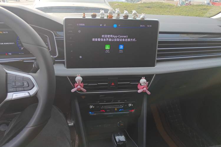 Used Volkswagen Tiguan L 2024 Outstanding Model 300TSI Automatic Two-Wheel Drive Longteng Edition Audio And AC Panel