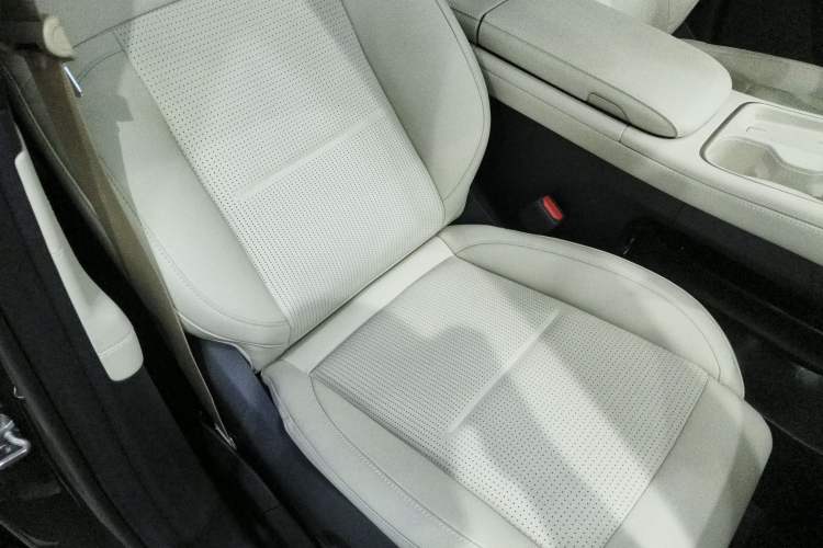 Used Nio ES6 2024 75 kWh Right Front Seat