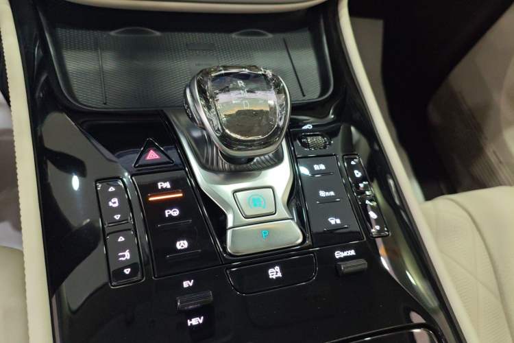 Used Denza D9 2024 DM-i 980 Four-Wheel Drive Flagship Model