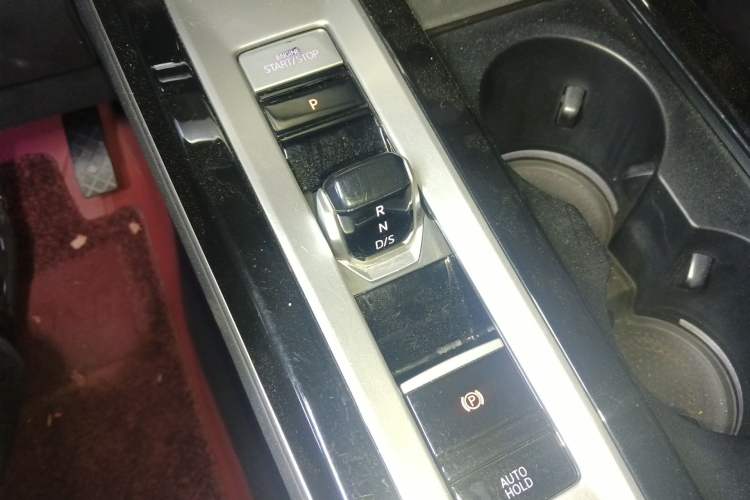 Used Volkswagen Tavendor 2023 330TSI Luxury Touring Edition Gear Lever