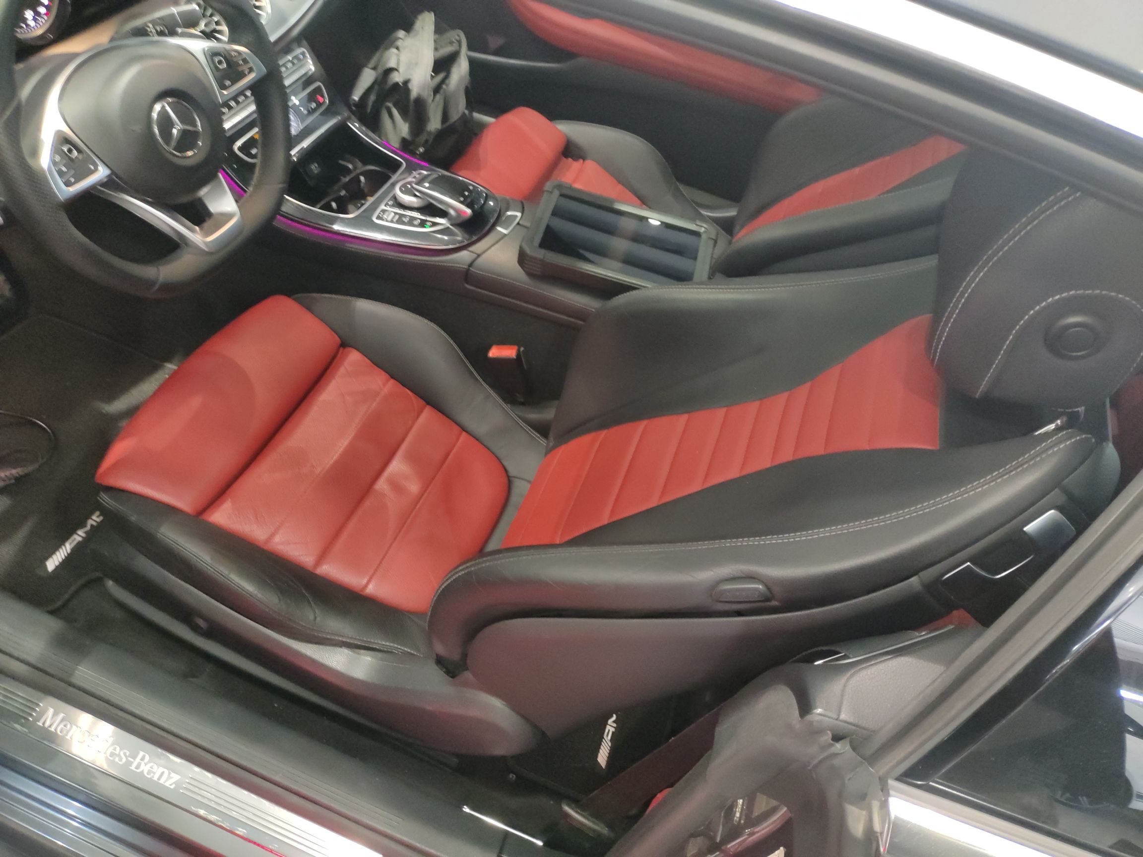 المقاعد الأمامية داخل السيارة