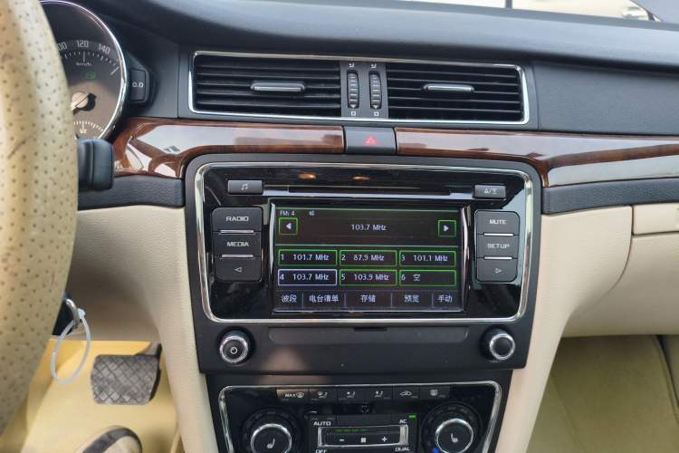 Used Skoda Superb 2013 1.8TSI Automatic Yashi Edition Audio And AC Panel