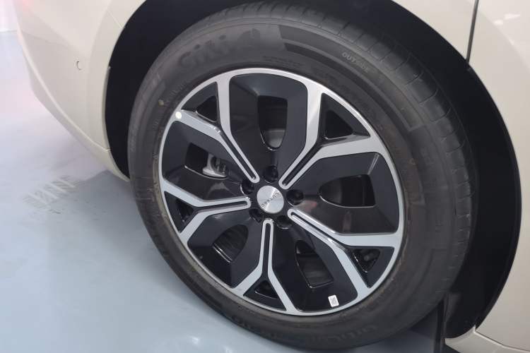 Used Hima Luxeed S7 2025 855 km Max Right Rear Wheel Hub