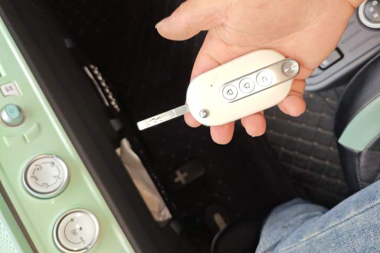 Used Wuling Hongguang MINIEV 2022 Macaron Premium Model – Lithium Iron Phosphate Vehicle Key